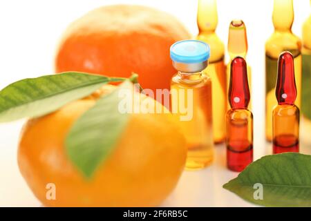 Vitamina C in ampolle. Soluzione iniettabile. Rafforzamento dell'immunità e della salute. Fiale con vitamina c e agrumi . Salute e Beauty.Organic Foto Stock