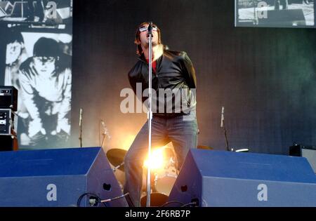 Capo Singer della band pop Oasis Liam Gallagher che si esibisce a. Parco di Finsbury ultima notte.8 luglio 2002 foto Andy Paradise Foto Stock
