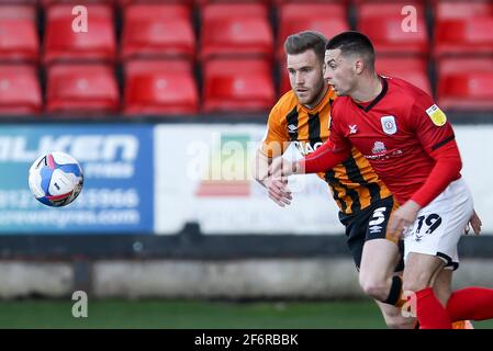 Crewe, Regno Unito. 02 aprile 2021. Alfie Jones di Hull City (l) e Owen Dale di Crewe Alexandra in azione. EFL Skybet football League One match, Crewe Alexandra contro Hull City all'Alexandra Stadium di Crewe, Cheshire venerdì 2 aprile 2021. Questa immagine può essere utilizzata solo per scopi editoriali. Solo per uso editoriale, è richiesta una licenza per uso commerciale. Nessun uso nelle scommesse, nei giochi o nelle pubblicazioni di un singolo club/campionato/giocatore. pic di Chris Stading/Andrew Orchard sport photography/Alamy Live news Credit: Andrew Orchard sports photography/Alamy Live News Foto Stock