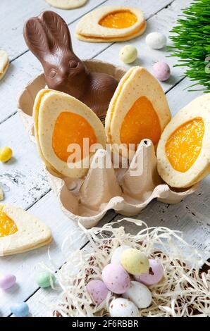 Piccoli biscotti pasquali con marmellata Foto Stock