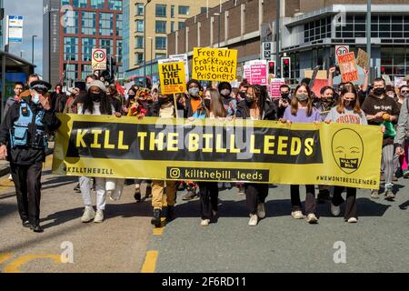 Londra, Regno Unito. 2 Aprile 2021. Manifestanti alla protesta ‘Kill the Bill’ contro la polizia, il crimine, le sentenze e i tribunali Bill, a Leeds, nel nord dell’Inghilterra, venerdì 2 aprile 2021. Credit: Mark Harvey/Alamy Live News Foto Stock