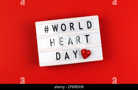 World Heart Day sfondo con testo e cuore rosso attivo la scatola luminosa Foto Stock