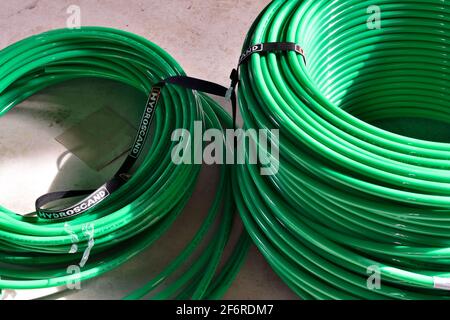 Bobine di tubo di riscaldamento a pavimento in plastica verde Foto Stock