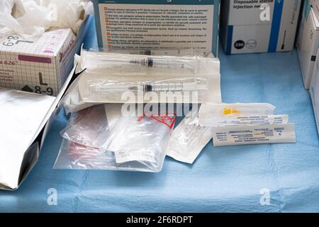 Napoli, Italia. 02 aprile 2021. Materiale per vaccinazione al vaccino Centro permanente vaccinazioni Covid-19 in Campania, Servizio in Napoli, Italia, 02 aprile 2021 Credit: Independent Photo Agency/Alamy Live News Foto Stock