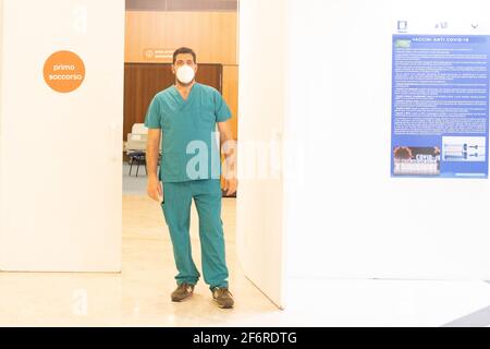 Napoli, Italia. 02 aprile 2021. Centro informazioni sul vaccino durante Vaccinazioni Covid-19 in Campania, Servizio in Napoli, Italia, 02 aprile 2021 Credit: Independent Photo Agency/Alamy Live News Foto Stock