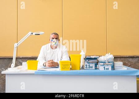 Napoli, Italia. 02 aprile 2021. Preparazione per le iniziative dei vaccini AstraZeneca. durata Vaccinazioni Covid-19 in Campania, Servizio in Napoli, Italia, 02 aprile 2021 Credit: Independent Photo Agency/Alamy Live News Foto Stock