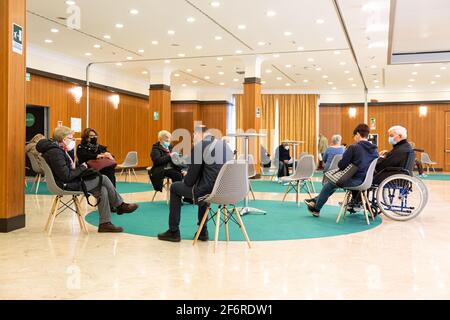 Napoli, Italia. 02 aprile 2021. Sala di attesa al Vaccine Centre dura Vaccinazioni Covid-19 in Campania, Servizio in Napoli, Italia, 02 aprile 2021 Credit: Independent Photo Agency/Alamy Live News Foto Stock