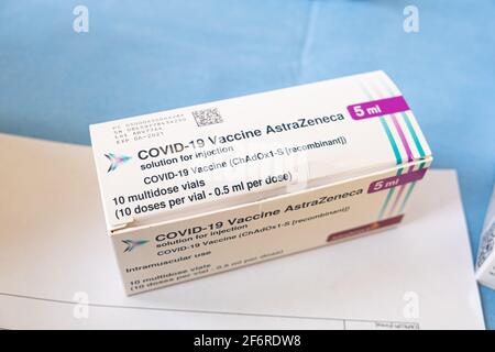 Napoli, Italia. 02 aprile 2021. Confezione di fiale di Vaccino anti Covid-19 AstraZeneca. durata Vaccinazioni Covid-19 in Campania, Servizio in Napoli, Italia, 02 aprile 2021 Credit: Independent Photo Agency/Alamy Live News Foto Stock