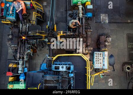 Stepnogorsk, Kazakhstan 04 aprile 2012: Impianto di produzione di cuscinetti. Panorama dell'officina. Produzione di ricambi per pista esterna a caldo rosso. Foto Stock