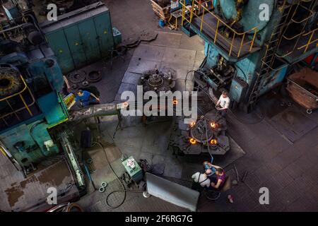 Steppogorsk, Kazakistan. Impianto di produzione di cuscinetti. Panorama dell'officina. Produzione anelli esterni rosso-caldi sulla linea tecnologica Foto Stock