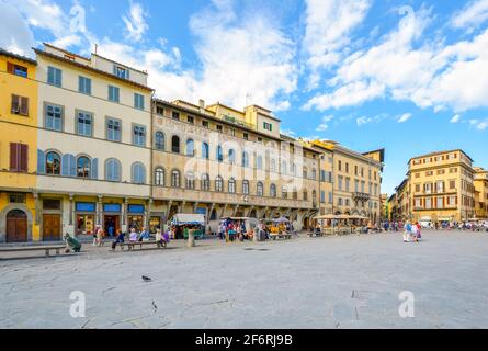 La piazza di Santa Croce a Firenze Italia prese dalle fasi della Basilica di Santa Croce Foto Stock