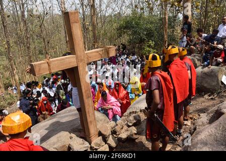 Guwahati, Assam, India. 2 Apr 2021. Il devoto cristiano vestito come Gesù Cristo riattua la crocifissione durante il gioco di Eatser il Venerdì Santo. Gesù Cristo diede la sua vita come sacrificio mentre soffriva per i peccati delle persone. Credit: David Talukdar/ZUMA Wire/Alamy Live News Foto Stock