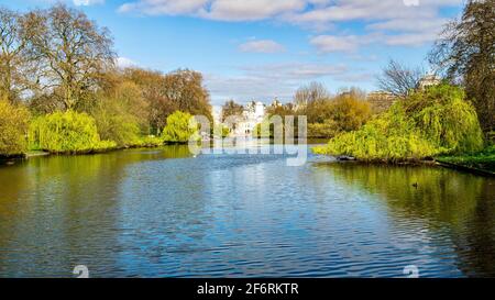 Il paesaggio primaverile soleggiato del lago di St James a St James Park, Londra, con vista dal ponte verso Whitehall. REGNO UNITO Foto Stock