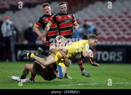 Il Tawera Kerr Barlow di la Rochelle viene affrontato da Chris Harris di Gloucester Rugby durante la partita della Heineken Champions Cup al Kingsholm Stadium di Gloucester. Data immagine: Venerdì 2 aprile 2021. Foto Stock