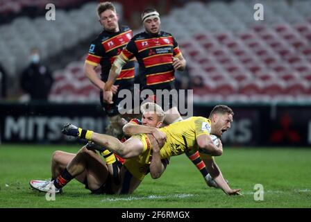 Il Tawera Kerr Barlow di la Rochelle viene affrontato da Chris Harris di Gloucester Rugby durante la partita della Heineken Champions Cup al Kingsholm Stadium di Gloucester. Data immagine: Venerdì 2 aprile 2021. Foto Stock