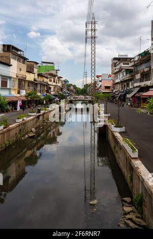 Bangkok, Thailandia - 16 luglio 2016: Un quartiere a Bangkok lungo i bordi di un piccolo fiume. Foto Stock