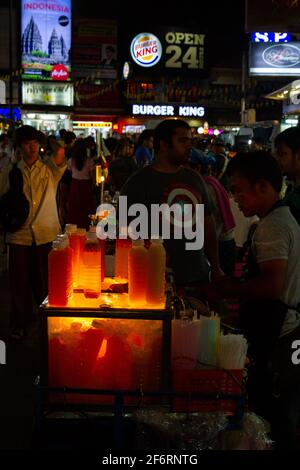 Bangkok, Thailandia - 16 luglio 2016: Succo fresco in vendita a tarda notte su Khaosan Road. Foto Stock