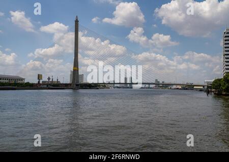 Bangkok, Thailandia - 17 luglio 2016: Il ponte Rama VIII si estende sul fiume Chao Phraya. Foto Stock