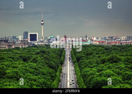 La vista verso la porta di Brandeburgo dalla cima della colonna della Vittoria a Tiergarten, Berlino. Foto Stock