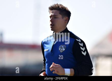 OLDHAM. REGNO UNITO. 2 APRILE: Andrea Badan di Oldham Athletic si sta riscaldando prima della partita Sky Bet League 2 tra Oldham Athletic e Stevenage al Boundary Park di Oldham venerdì 2 aprile 2021. (Credit: Eddie Garvey | MI News) Credit: MI News & Sport /Alamy Live News Foto Stock