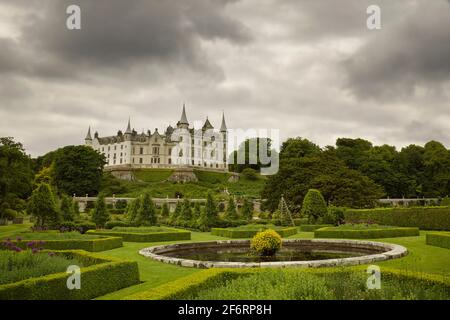 Un laghetto paesaggistico nei giardini del castello di Dunrobin. Foto Stock