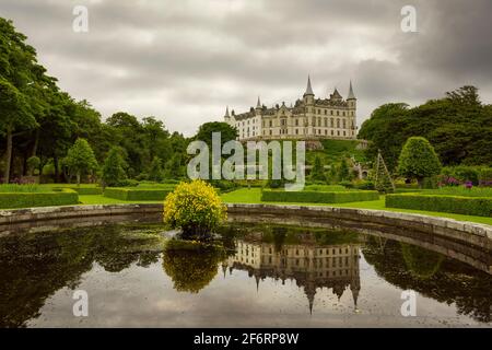 Riflessioni di Dunrobin Castello nel laghetto ornamentale. Foto Stock