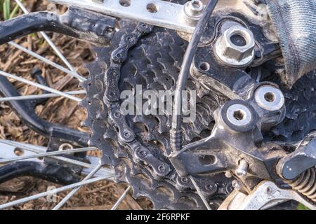 Vista della cassetta per biciclette sporca Foto Stock