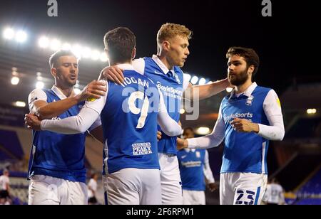 Scott Hogan di Birmingham celebra il primo gol della partita con i compagni di squadra durante la partita del campionato Sky Bet al St Andrews Trillion Trophy Stadium di Birmingham. Data immagine: Venerdì 2 aprile 2021. Vedi la storia della PA: CALCIO Birmingham. Il credito fotografico dovrebbe essere: Zac Goodwin/PA Wire. RESTRIZIONI: SOLO USO EDITORIALE non utilizzare con audio, video, dati, elenchi di apparecchi, logo di club/campionato o servizi "live" non autorizzati. L'uso in-match online è limitato a 120 immagini, senza emulazione video. Nessun utilizzo nelle scommesse, nei giochi o nelle pubblicazioni di singoli club/campionati/giocatori. Foto Stock