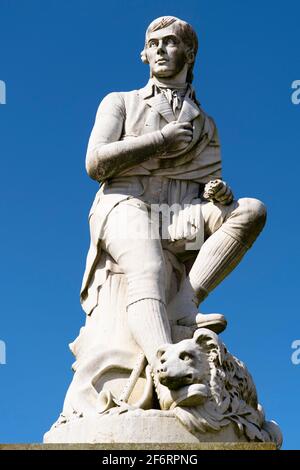 Vista della statua di Robert Burns nella città di Dumfries a Dumfries e Galloway, Scozia, Regno Unito Foto Stock