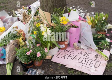 Tributi floreali e messaggio lasciato al Clapham bandstand comune per Sarah Everard, che è stato rapito e ucciso dal sospetto incontrato ufficiale di polizia Wayne Foto Stock