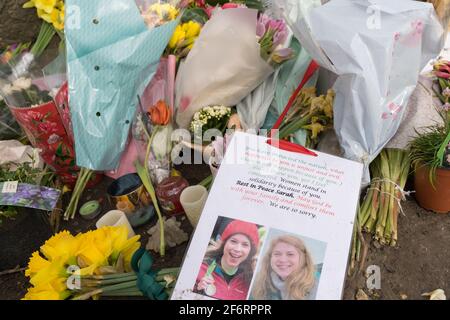Tributi floreali e messaggio lasciato al Clapham bandstand comune per Sarah Everard, che è stato rapito e ucciso dal sospetto incontrato ufficiale di polizia Wayne Foto Stock