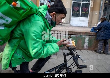 Mosca, Russia. 27 marzo 2021. I corrieri del popolare servizio di consegna di cibo 'Delivery Club' stanno consegnando un ordine nel centro di Mosca, Russia Foto Stock