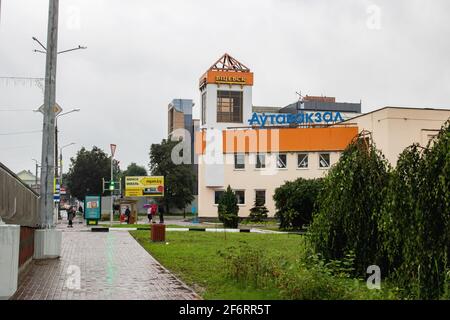 BIELORUSSIA, VITEBSK - 10 SETTEMBRE 2020: Stazione degli autobus costruzione in pioggia Foto Stock