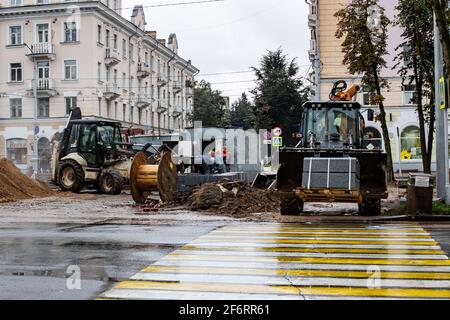 BIELORUSSIA, VITEBSK - 10 SETTEMBRE 2020: Lavori di costruzione sulla strada per il centro della città Foto Stock