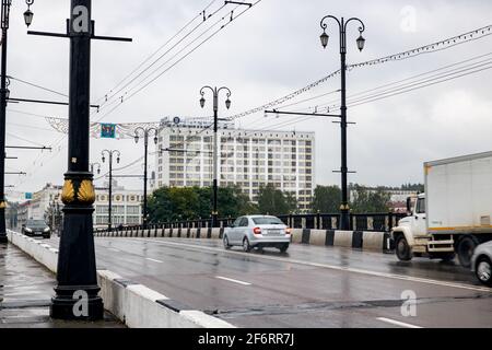 BIELORUSSIA, VITEBSK - 10 SETTEMBRE 2020: Hotel Bielorussia e ponte vitebsk sotto il cielo grigio Foto Stock