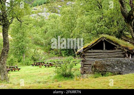 Casa tradizionale scandinava con tetto verde - antiche tradizioni edilizie Nel Parco Nazionale di Jostedalsbreen - Norvegia Foto Stock