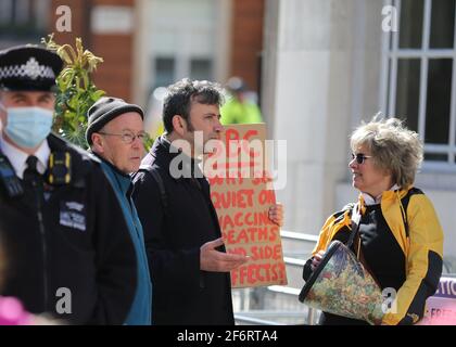 Londra, Inghilterra, Regno Unito. 2 Apr 2021. I dimostranti anti anti anti-vaccino svolgono una dimostrazione fuori dalla BBC New Broadcasting House. I manifestanti affermano che il manifestante pubblico britannico tace sugli effetti collaterali dei vaccini Covid-19. Credit: Tayfun Salci/ZUMA Wire/Alamy Live News Foto Stock