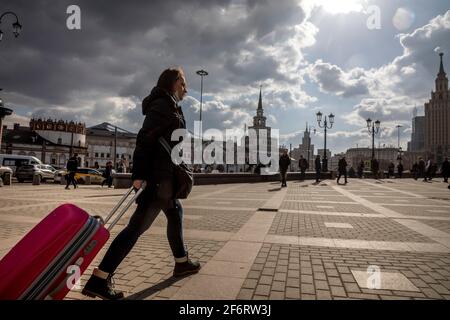 Mosca, Russia. 27 marzo 2021. Una ragazza cammina con una valigia dalla stazione ferroviaria di Yaroslavsky alla stazione della metropolitana di Komsomolskaya in Piazza Komsomolskaya nel centro di Mosca, Russia Foto Stock