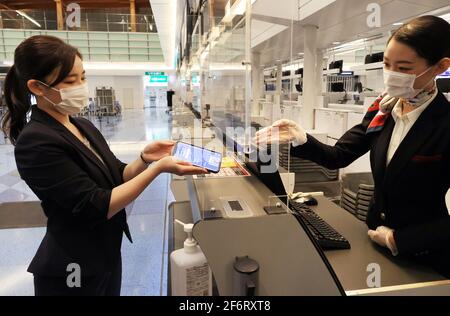 Tokyo, Giappone. 2 Apr 2021. Japan Airlines (JAL) dimostra un passaporto sanitario digitale per il COVID-19 "CommonPass" all'aeroporto di Haneda a Tokyo quando JAL ha iniziato un servizio di prova di passaporti sanitari digitali venerdì 2 aprile 2021. I passaporti sanitari digitali come CommonPass, VerifLY e IATA Travel Pass possono verificare il test PCR negativo o la vaccinazione per i viaggiatori da parte delle autorità. Credit: Yoshio Tsunoda/AFLO/Alamy Live News Foto Stock