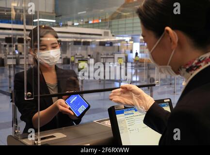 Tokyo, Giappone. 2 Apr 2021. Japan Airlines (JAL) dimostra un passaporto sanitario digitale per il COVID-19 "CommonPass" all'aeroporto di Haneda a Tokyo quando JAL ha iniziato un servizio di prova di passaporti sanitari digitali venerdì 2 aprile 2021. I passaporti sanitari digitali come CommonPass, VerifLY e IATA Travel Pass possono verificare il test PCR negativo o la vaccinazione per i viaggiatori da parte delle autorità. Credit: Yoshio Tsunoda/AFLO/Alamy Live News Foto Stock