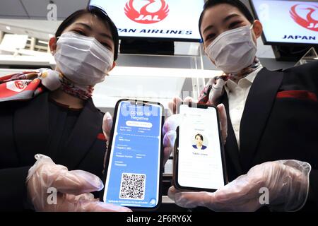 Tokyo, Giappone. 2 Apr 2021. I dipendenti di Japan Airlines (JAL) dimostrano i passaporti sanitari digitali per COVID-19 "CommonPass" (L) e "VerifLY" (R) presso l'aeroporto di Haneda a Tokyo quando JAL ha iniziato un servizio di prova di passaporti sanitari digitali venerdì 2 aprile 2021. I passaporti sanitari digitali come CommonPass, VerifLY e IATA Travel Pass possono verificare il test PCR negativo o la vaccinazione per i viaggiatori da parte delle autorità. Credit: Yoshio Tsunoda/AFLO/Alamy Live News Foto Stock