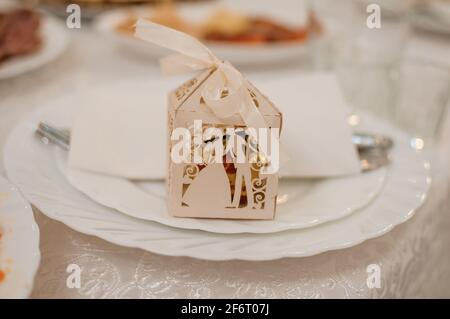 Bonbonniere sul tavolo delle feste. Dolce regalo per gli ospiti del matrimonio Foto Stock