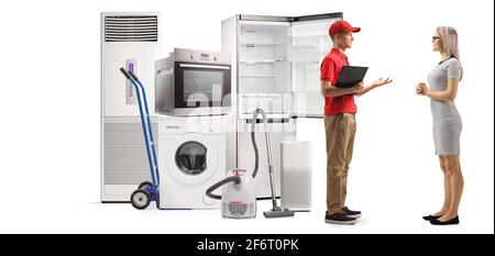 Assistente del negozio maschile che spiega a una donna gli elettrodomestici cliente isolato su sfondo bianco Foto Stock