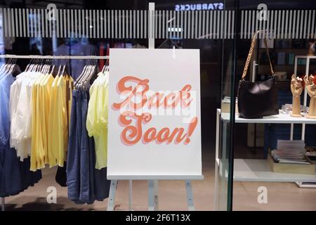 Oliver Bonas negozio a St Pancras stazione pronto per riaprire il 12 aprile, come da Covid restrizioni di alleggerimento, a Londra, Regno Unito Foto Stock