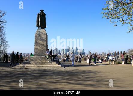 La gente guarda la vista su Greenwich Park, e verso Canary Wharf, al sole delle prime sorgenti, se London, UK Foto Stock