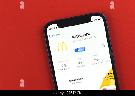Kharkov, Ucraina - 2 aprile 2021: Primo piano dell'app McDonald su Apple iPhone Foto Stock
