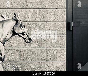 Dardo (cavallo di metallo a grandezza naturale), opera dello scultore di Granada José Miguel Pino, esposto nella sala Moneo di Jaén (Spagna) Foto Stock