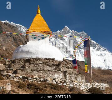 Stupa e bandiere di preghiera vicino al villaggio di Dingboche con il monte Lhotse, strada per il campo base Everest, la valle di Khumbu, Solukhumbu, Sagarmatha parco nazionale, Nepale Foto Stock