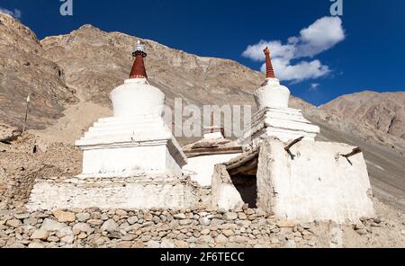 Vista degli stupa buddisti nella valle di Nubra, Ladakh, Jammu e Kashmir, India del Nord Foto Stock