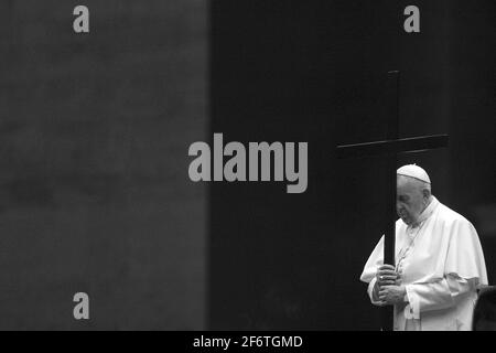 Roma, Italia. 03 Apr 2021. 2 aprile 2021 : Papa Francesco detiene la Croce mentre guida la celebrazione della Via Crucis nel corso del Venerdì Santo in Vaticano, durante la pandemia del Coronavirus del Covid-19. Credit: Agenzia fotografica indipendente/Alamy Live News Foto Stock